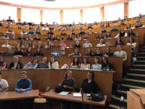Studenci klasy histologii na Wydziale Lekarskim UNIBA